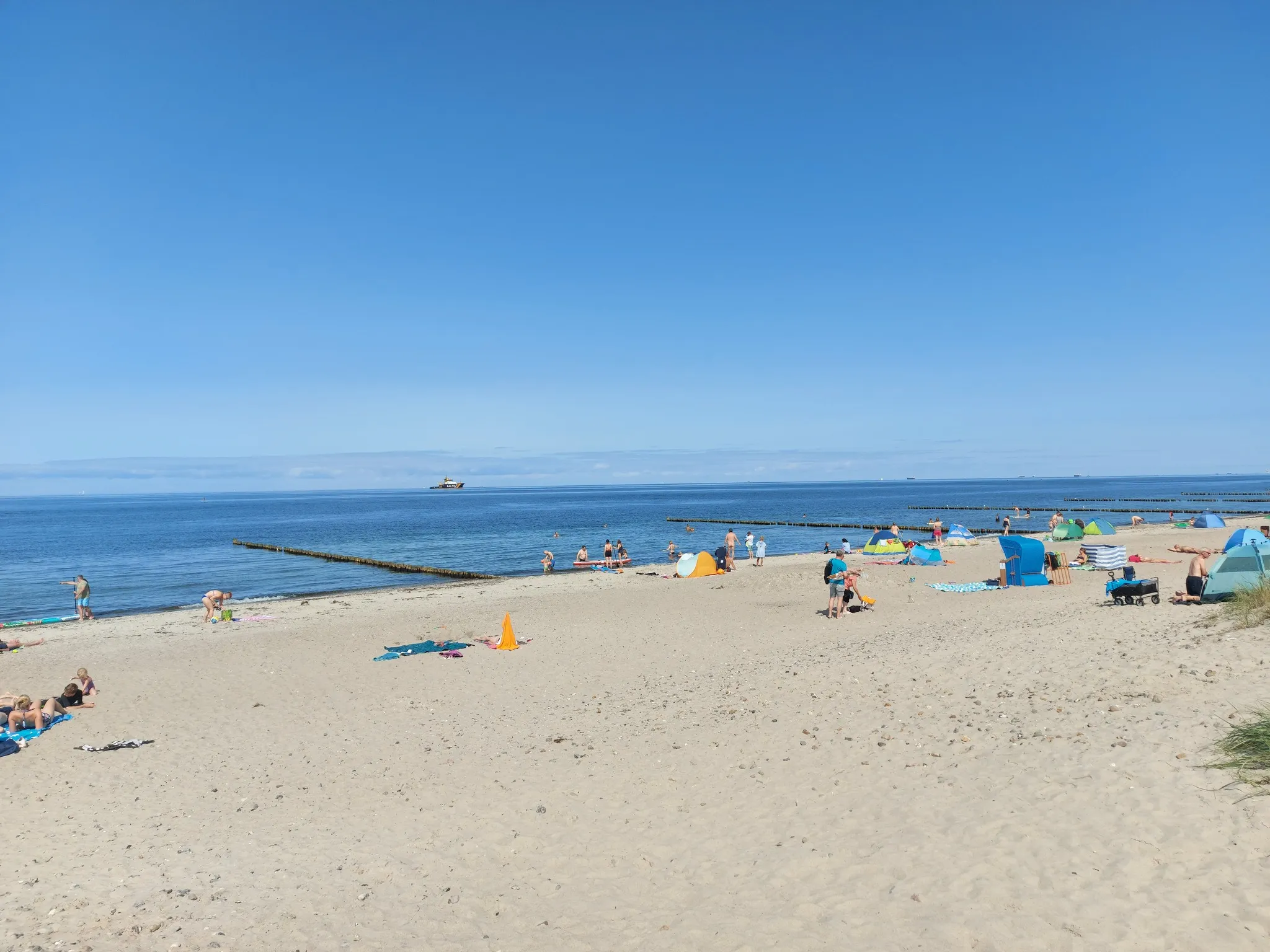 Badestrand Börgerende im Sommer mit Badegästen, Sand und Buhnen