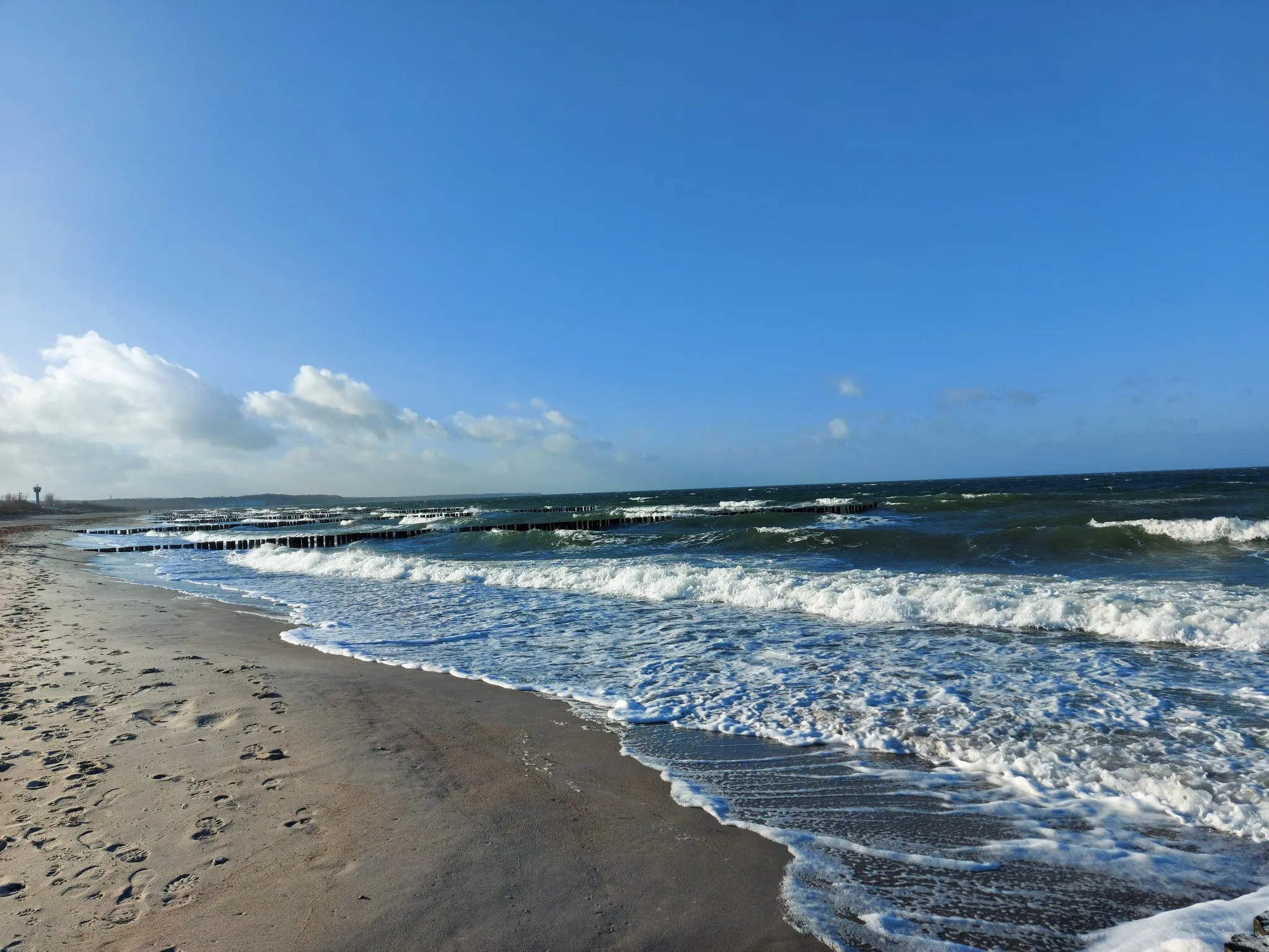 Ostseestrand Börgerende mit Buhnen und Brandungswellen